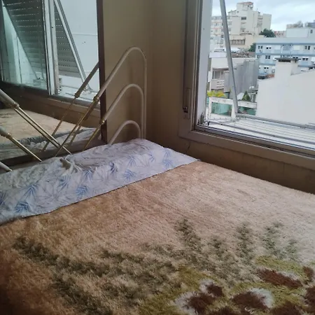 Pequeno Bem Localizado Apartment